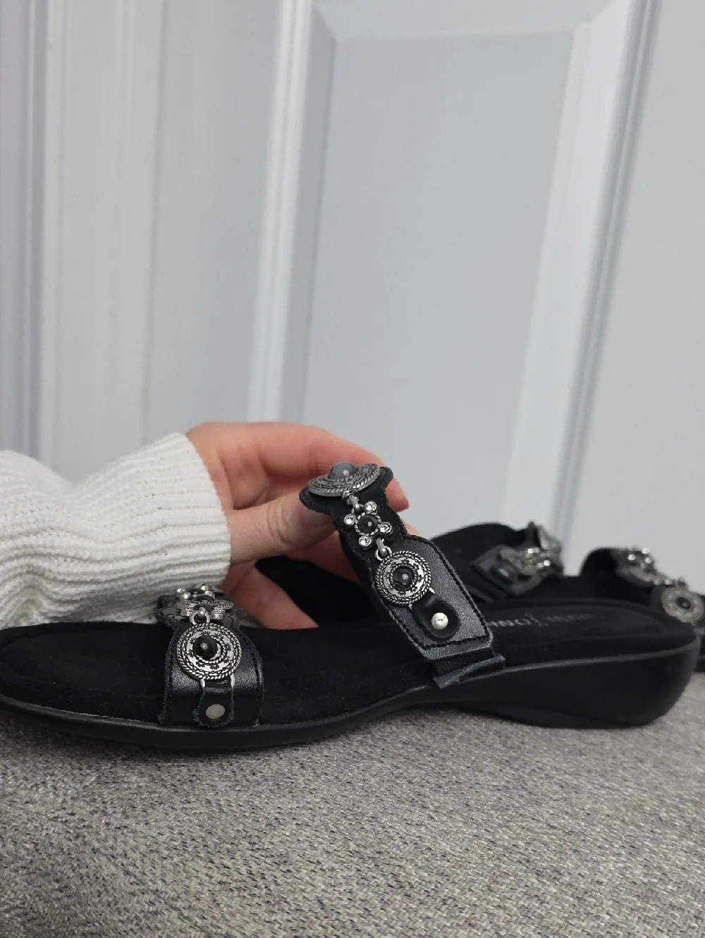 MinneTonka Boca Black Leather Silver Concho Embelished Open Toe Sandals Size 7